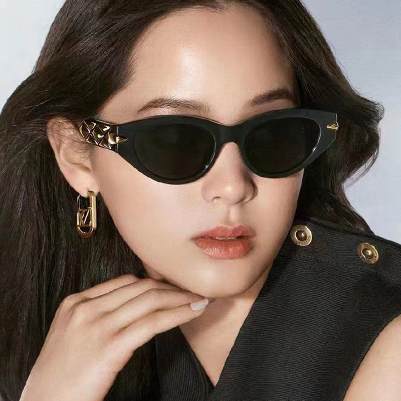 Triangle cat eye sunglasses for women, fashionable small frame sunglasses for street photography, modern retro sunglasses, high-end feel
