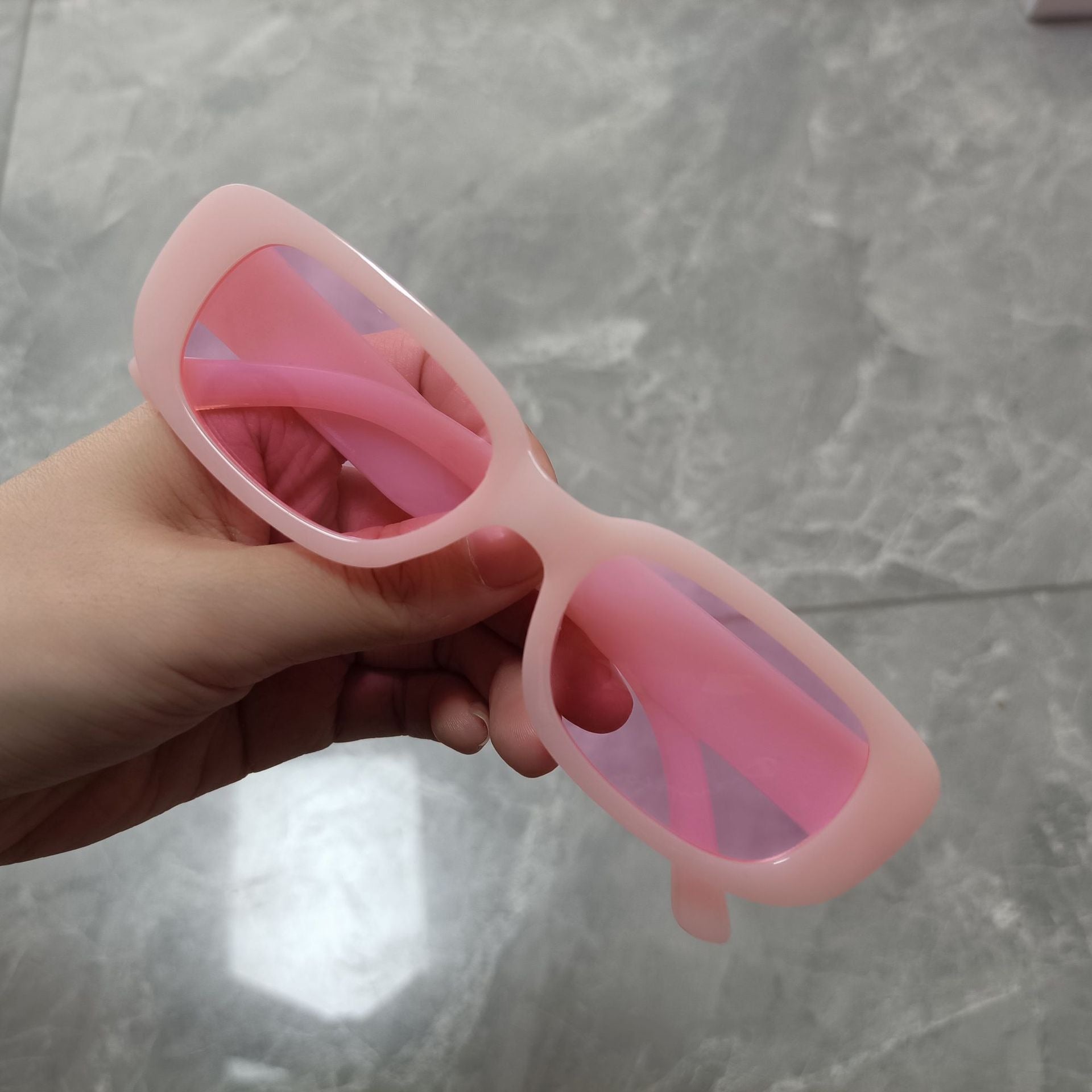 Fashionable women's sunglasses with small boxes, personalized men's sunglasses, sun protection and UV protection glasses
